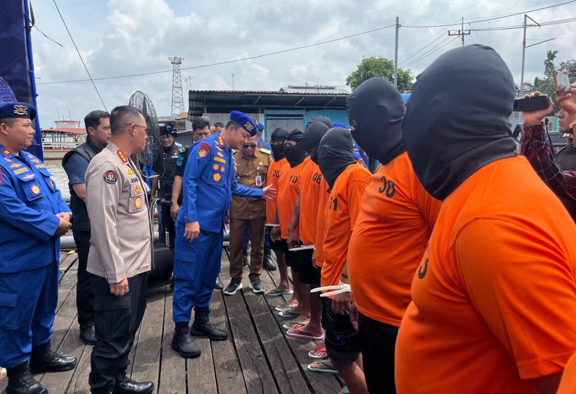 Direktur Polairud Polda Kalsel, Kombes Pol Andi Adnan, didampingi Kabid Humas Kombes Pol Adam Erwindi, dan Kepala Dinas Kelautan dan Perikanan Kalsel, Rusdi Hartono saat memberikan pemahaman tentang larangan penangkapan ikan menggunakan alat Cantrang kepada para tersangka (Foto Iman Satria )