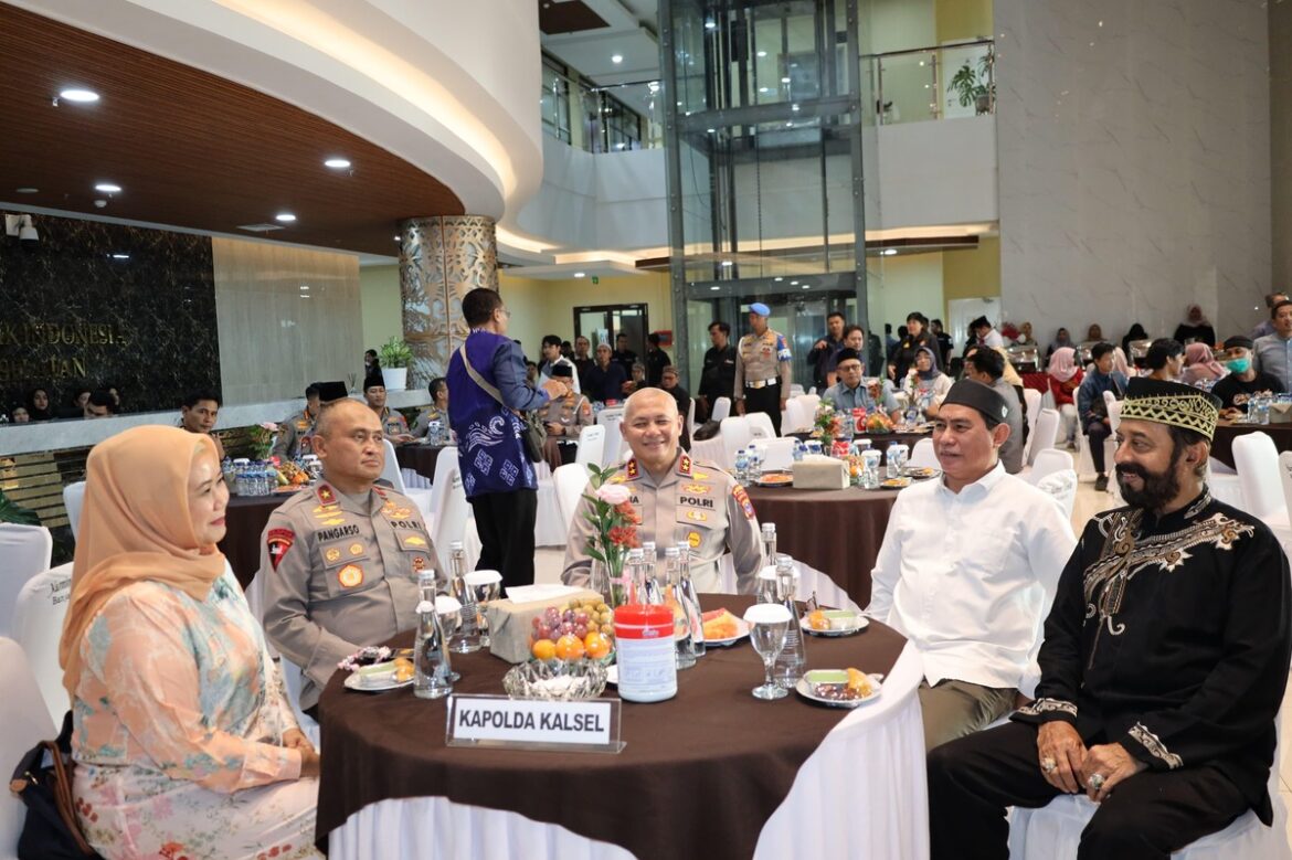 Ketua Ikatan Jurnalis Televisi (IJTI) Kalsel Dina Qomariah bersama Ketua Persatuan Wartawan Indonesia (Kalsel) Zainal Helmie dan Kapolda Kalsel Irjen Pol Rosyanto Yudha Hermawan dan Wakapolda serta jajaran PJU dan awak media saat buka puasa bersama media, di Polda Kalsel Banjarbaru, Kamis (13/3/2025) (Foto Iman Satria)