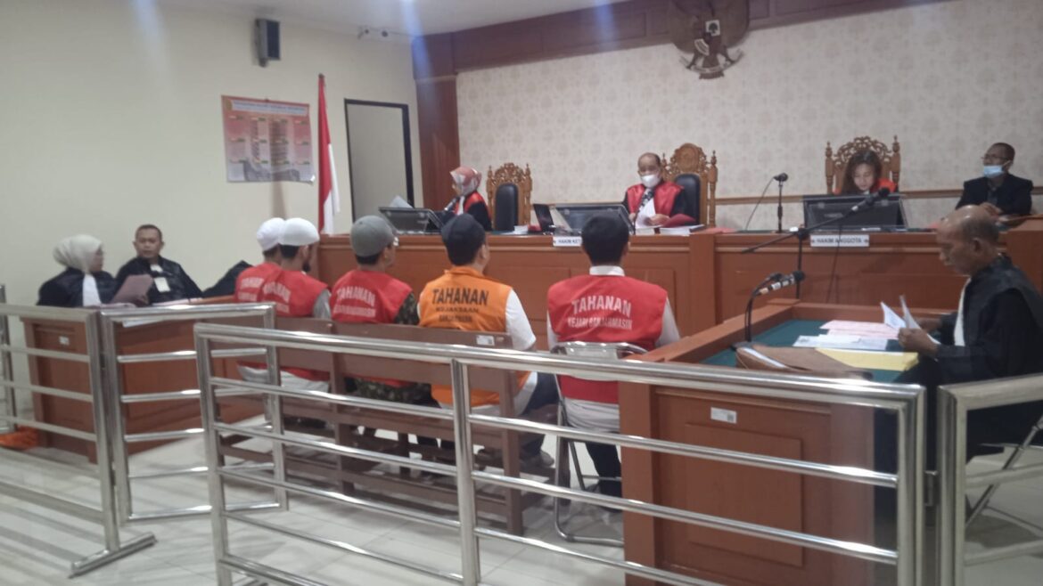 Lima kaki tangan gembong narkoba Fredy Pratama saat menjalani proses persidangan pertama dengan agenda pembacaan dakwaan (Foto Filarianti)
