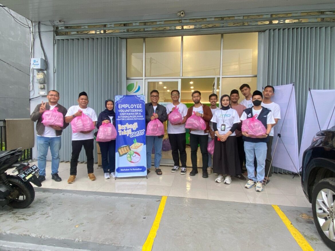 BAGI TAKJIL - Kepala BPJS Ketenagakerjaan Cabang Batulicin Vina Dwina Yuskin beserta seluruh karyawan foto bersama sebelum turun langsung ke jalan depan kantor untuk membagikan ratusan takjil di bulan suci Ramadhan 1446 Hijriah, Jumat (14/3/2025) sore. (foto : ist)