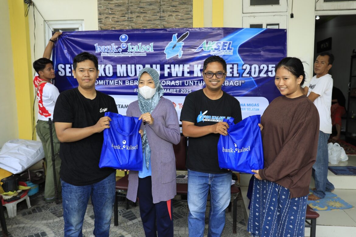 Bersama Bank Kalsel, FWE Kalsel Tebar Sembako Gratis dan Murah di Momen Ramadan