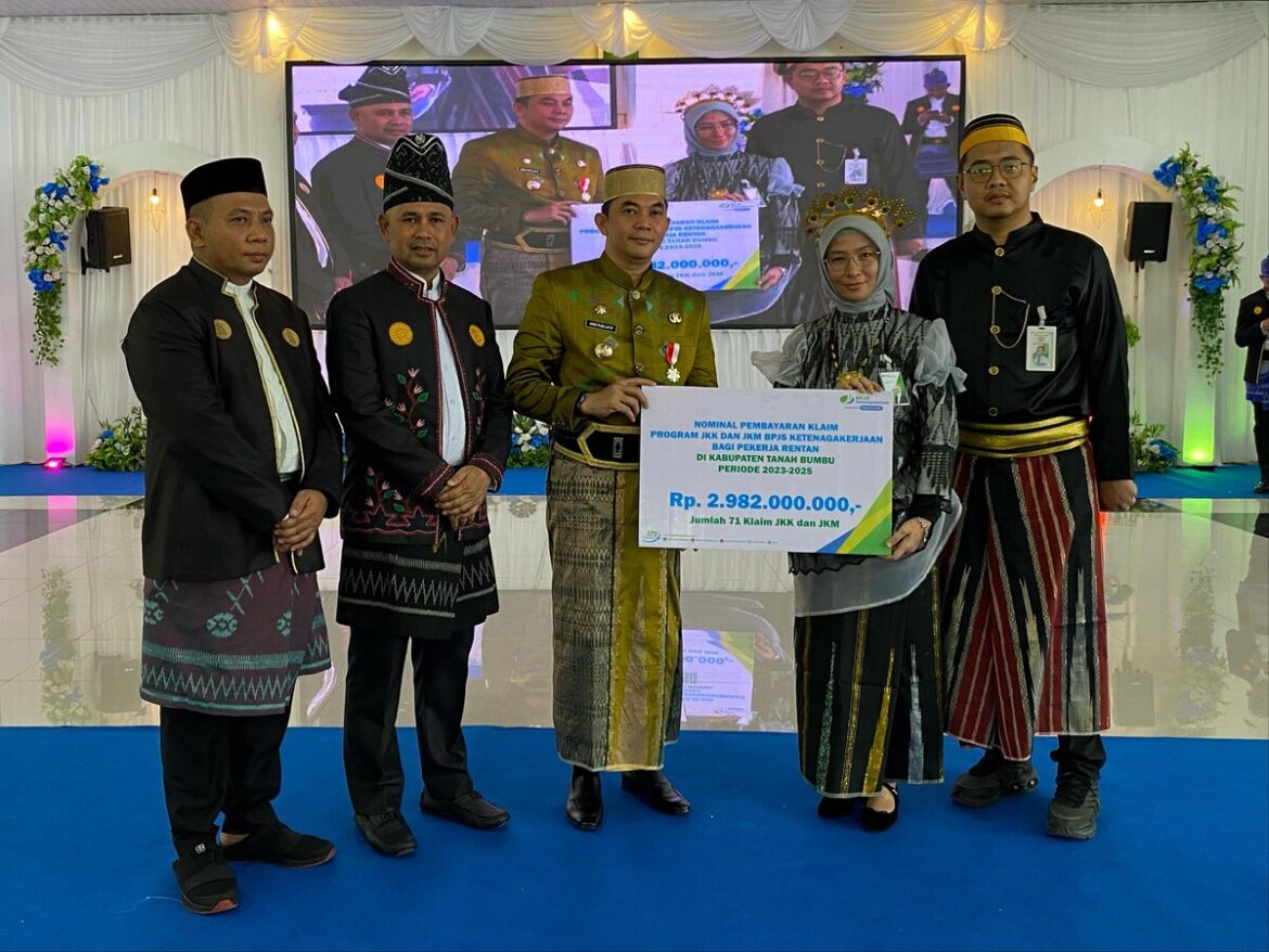 SERAHKAN SANTUNAN - Manfaat Program JKK dan JKM BPJS Ketenagakerjaan diserahkan langsung oleh Bupati Tanbu, Andi Rudi Latif kepada dua ahli waris pekerja rentan setempat, Selasa (8/4/2025).(foto : ist)