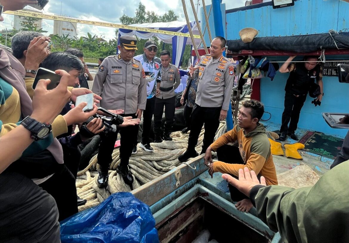 Direktur Ditpolairud Polda Kalsel Kombes Pol Andi Adnan saat menunjukkan hasil tangkapan ikan ilegal 2,4 ton di perairan Pulau Sebuku (foto: Iman Satria )