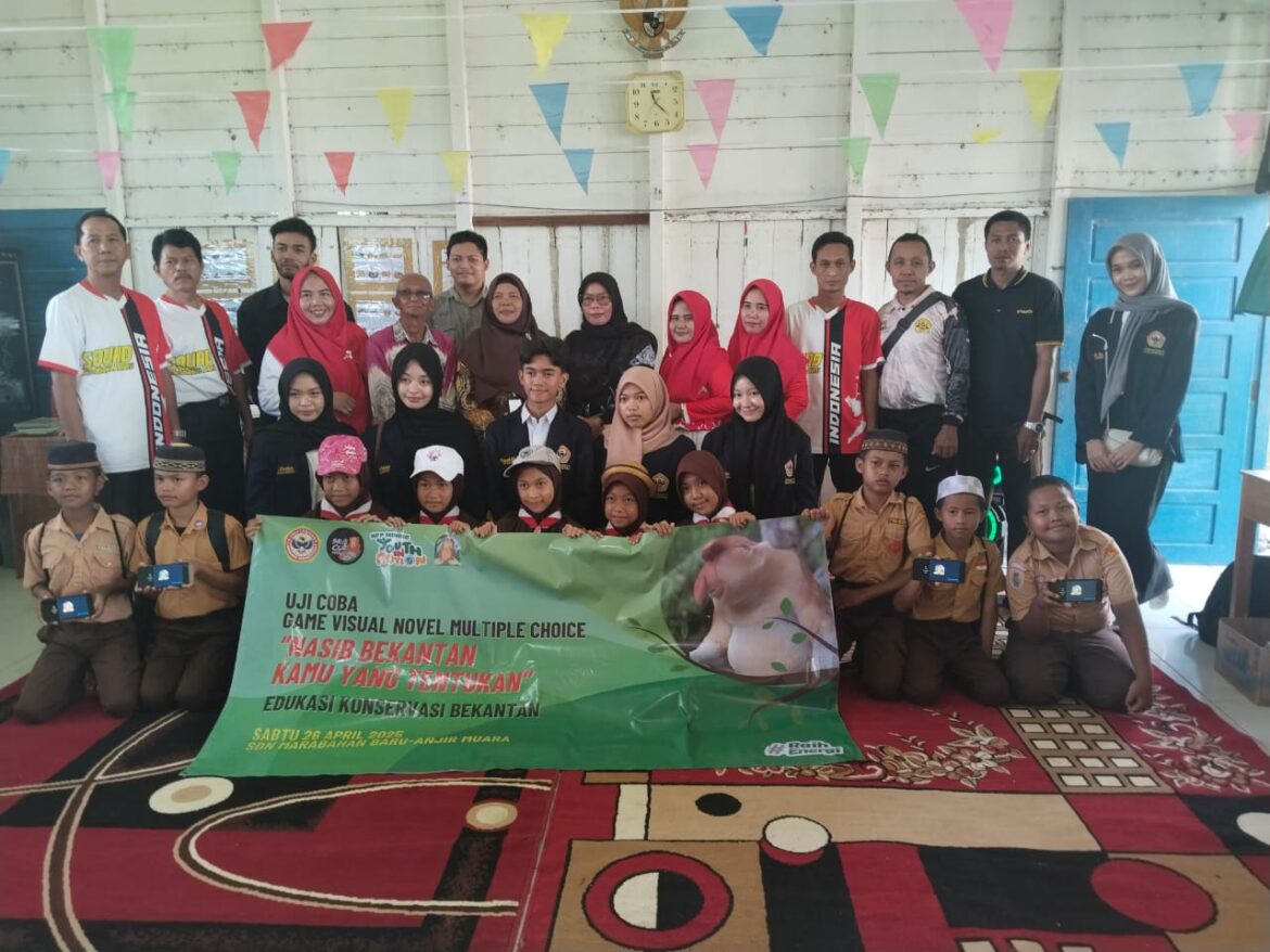 FOTO BERSAMA-Siswa dan siswi SDN Marabahan Baru foto bersama Usai bermain Game Novel Multi Choice Bekantan Dibuat oleh Mahasiswa ULM, Sabtu (26/4/2025) pagi.(foto : sum/brt)
