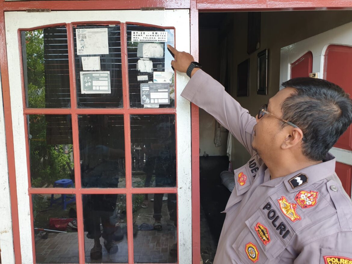 Polisi Tunjukkan Rumah Pelaku Persetubuhan Anak Tiri di Komplek Airmantan, Telaga Biru, Banjarmasin Barat, Sabtu (26/4/2025). (Foto: Istimewa)
