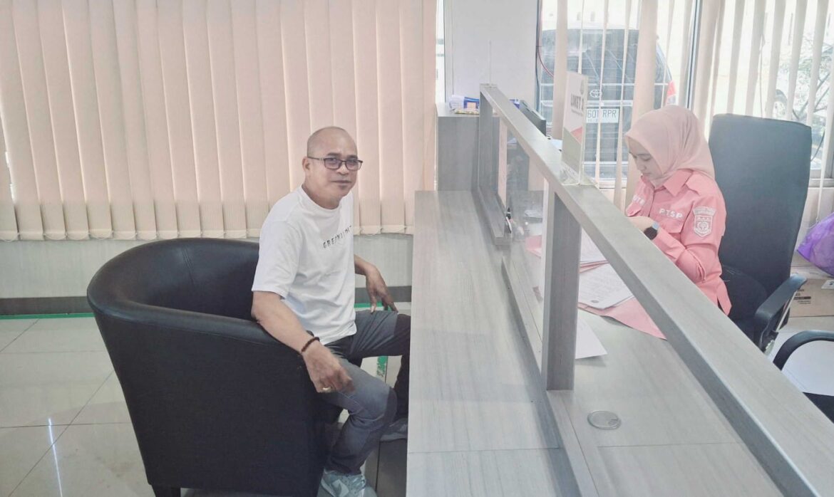 Ketua BP3K-RI Kalsel, Muslim Ma’in saat menyerahkan laporan ke PTSP Kejati Kalsel (Foto Istimewa)