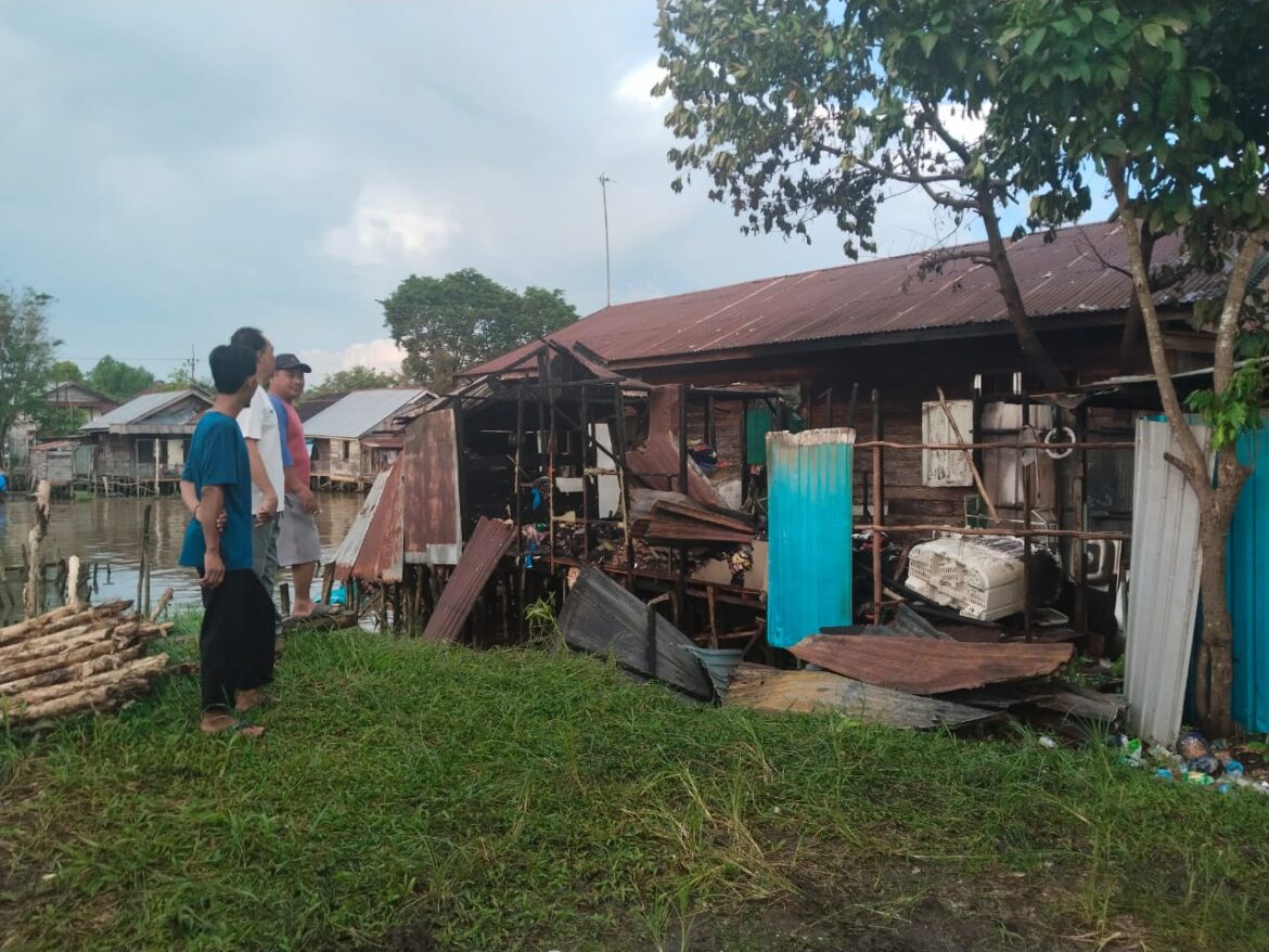 Rumah Budiman terbakar di bantaran Sungai Kuin Selatan, Senin (14/4/2025) sore. (foto: sum/brt)