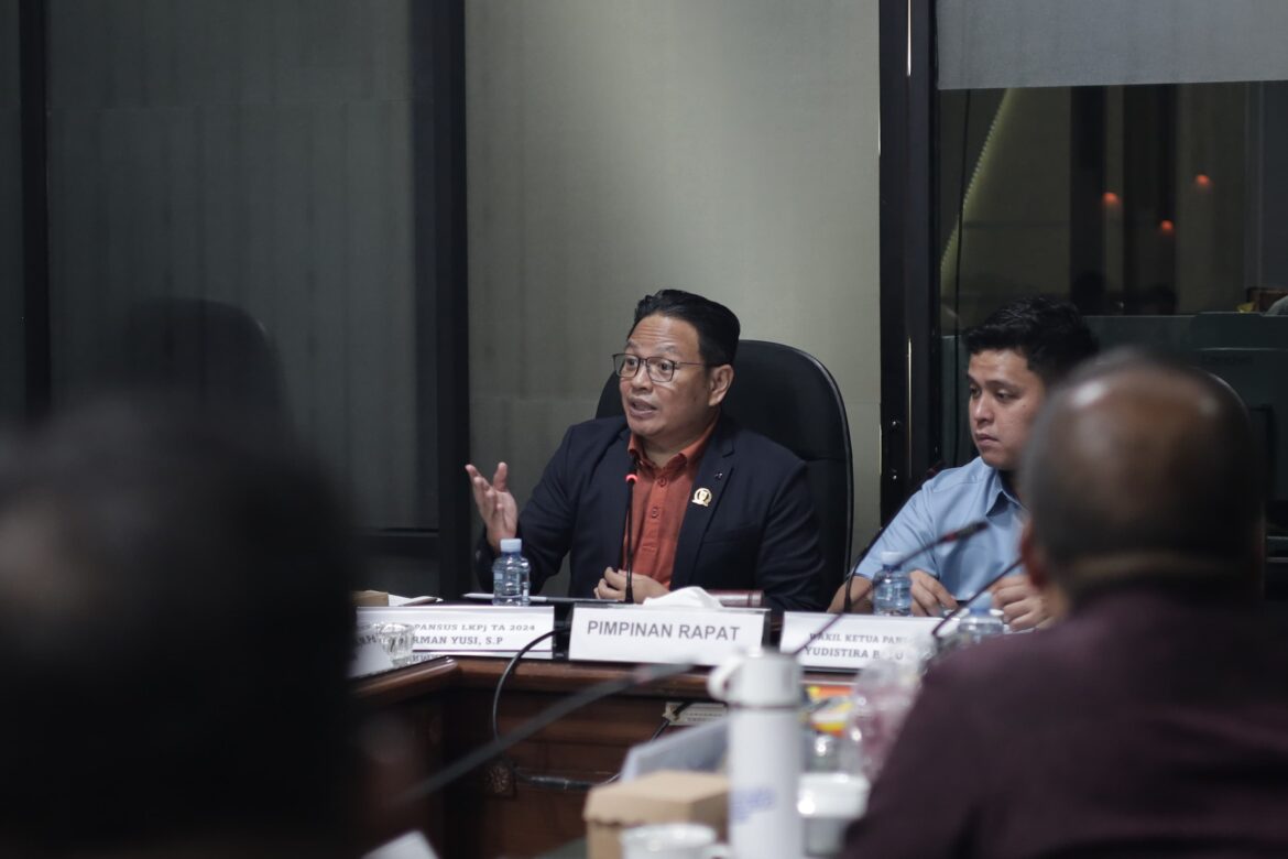 Firman Yusi saat memimpin rapat Pansus II DPRD Provinsi Kalsel yang tengah membahas LKPj Gubernur Kalsel Tahun Anggaran 2024.(foto : humasdprdkalsel)