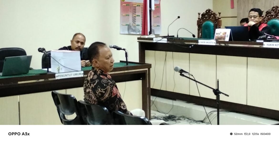 Ahli hukum pidana Zulkahar, SH., MH., dari FH Muhammadiyah Jakarta saat menyampaikan pendapatnya di persidangan kasus dugaan korupsi Dinas Sosial HST, di Pengadilan Tipikor Banjarmasin (Foto Filarianti)