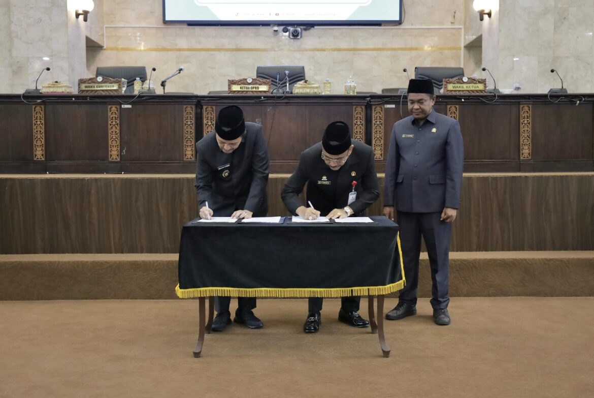 Pimpinan DPRD Provinsi Kalsel bersama Wakil Ketua DPRD Provinsi Kalsel tandatangani dokumen rekomendasi LKPj Gubernur Tahun Anggaran 2024 dalam rapat paripurna.(foto : humasdprdkalsel)