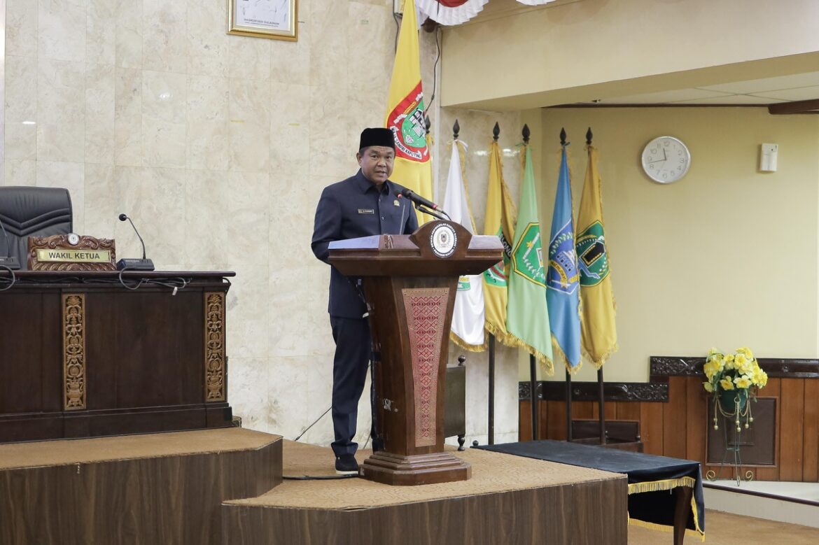 Wakil Ketua DPRD Provinsi Kalsel H Kartoyo, SM saat menyampaikan gambaran umum pokir DPRD dalam rapat paripurna internal.(foto : humasdprdkalsel)