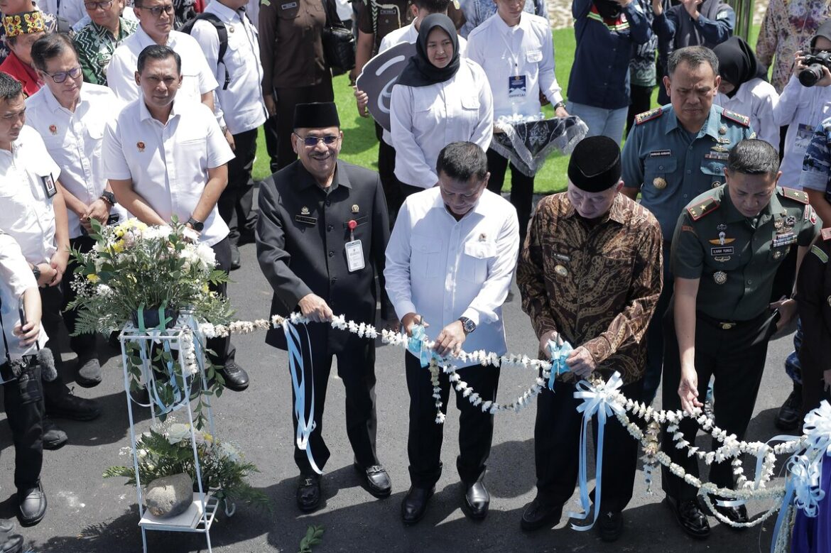 Peresmian Mako BINDA Kalsel ditandai pengguntingan pita oleh Kepala BIN RI Letjen TNI (Purn) Muhammad Herindra dan Gubernur Kalsel H Muhidin.(foto : humasdprdkalsel)