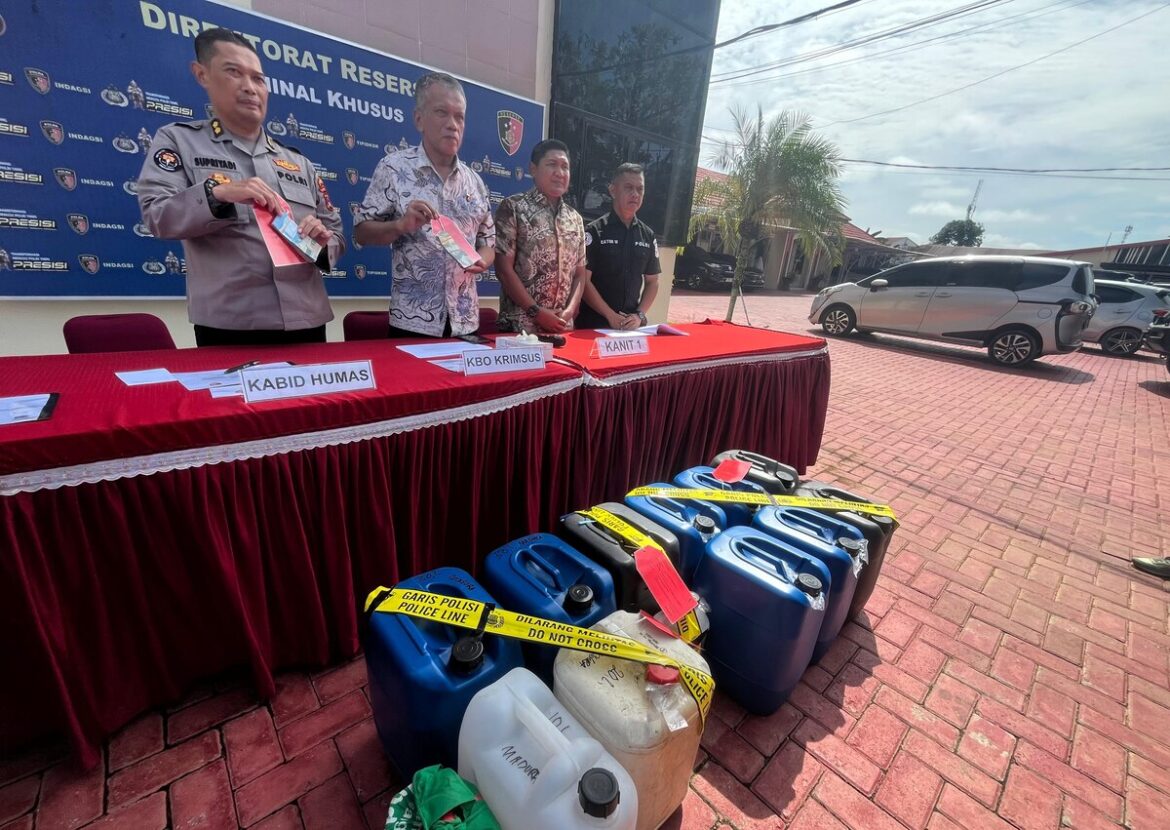 Jajaran Ditreskrimsus Polda Kalsel saat menggelar press release pengungkapan kasus pengungkapan penjualan BBM diatas HET ( Foto Istimewa)