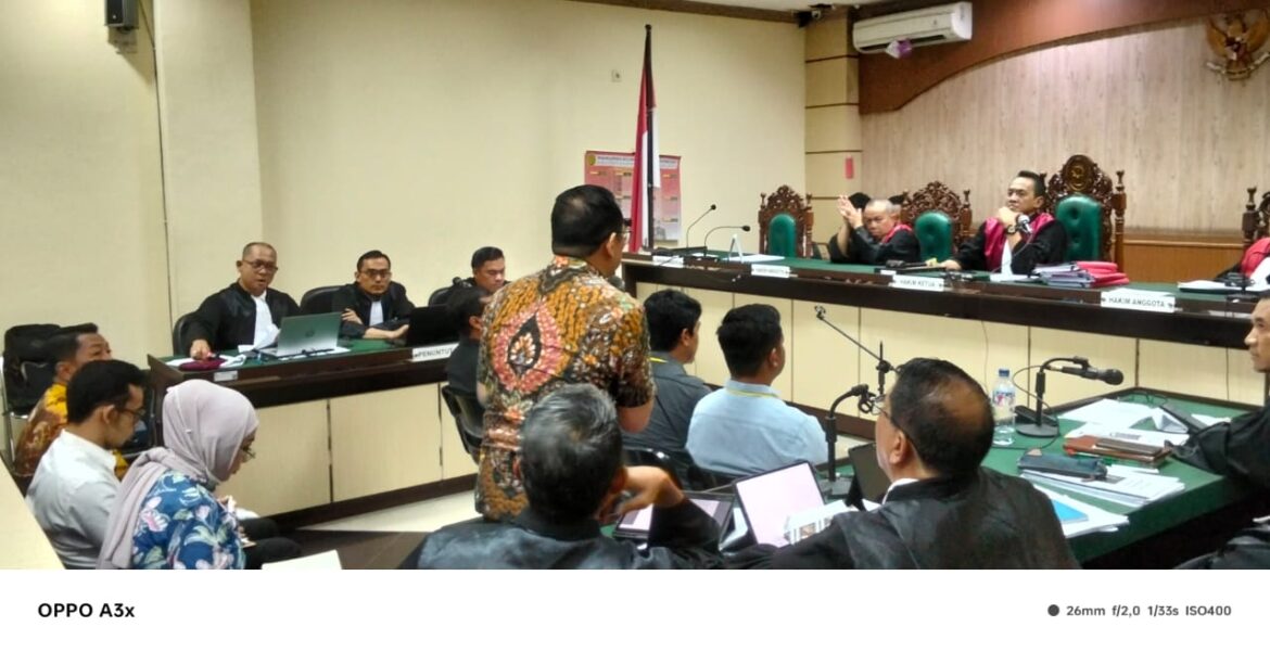 Mantan Kadis PUPR Kalsel Ahmad Solhan (batik coklat) saat menanggapi keterangan para saksi pada sidang lanjutan di Pengadilan Tipikor Banjarmasin.