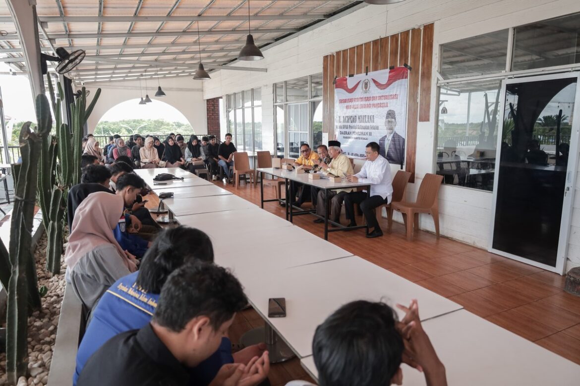 Wakil Ketua Komisi III DPRD Provinsi Kalsel H Achmad Maulana melaksanakan kegiatan Sosialisasi Revitalisasi dan Aktualisasi Nilai-Nilai Pancasila di Cafe dan Resto Selayang Pandang Jalan Trans Kalimantan Nomor 01 Desa Berangas Timur Kecamatan Alalak Kabupaten Batola.(foto : humasdprdkalsel)
