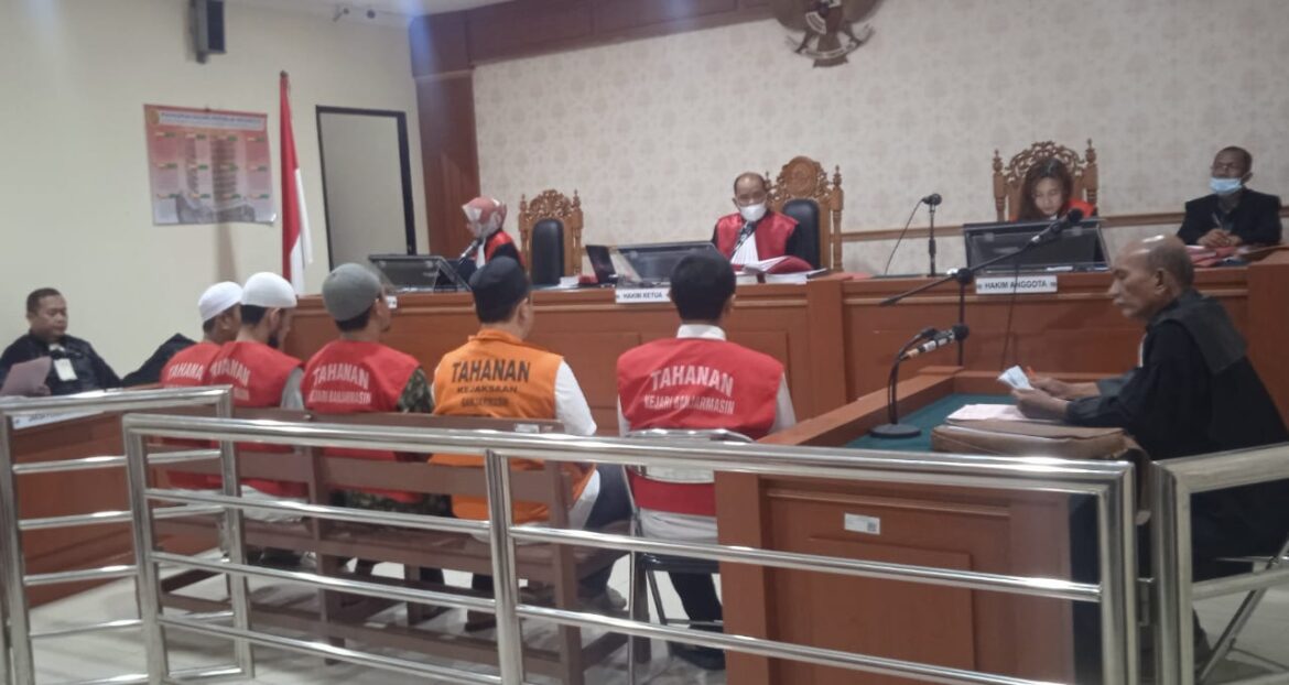 Lima terdakwa narkotika 70 kg sabu, saat dihadapkan pada meja hijau Pengadilan Negeri Banjarmasin.  