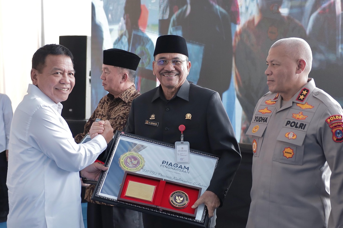 Ketua DPRD Provinsi Kalsel Dr (HC) H Supian HK, SH, MH menerima piagam penghargaan dari Kepala BIN RI Letjen TNI (Purn) Muhammad Herindra.(foto : humasdprdkalsel)
