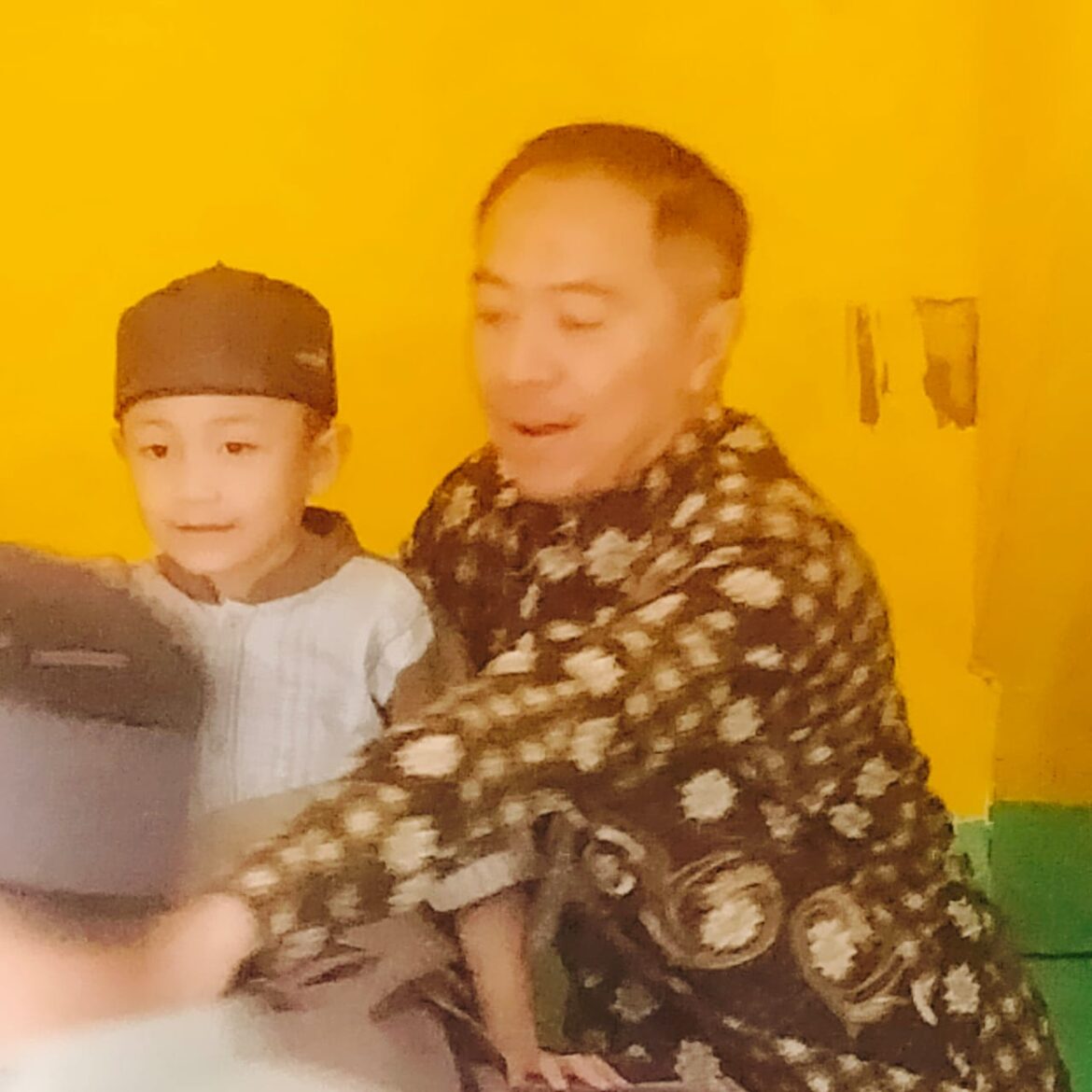 Ketua PN Banjarmasin Agus Akhyudi SH MH saat foto bersama salah satu anak panti asuhan saat memberikan bantuan. (Foto Doc Pribadi )