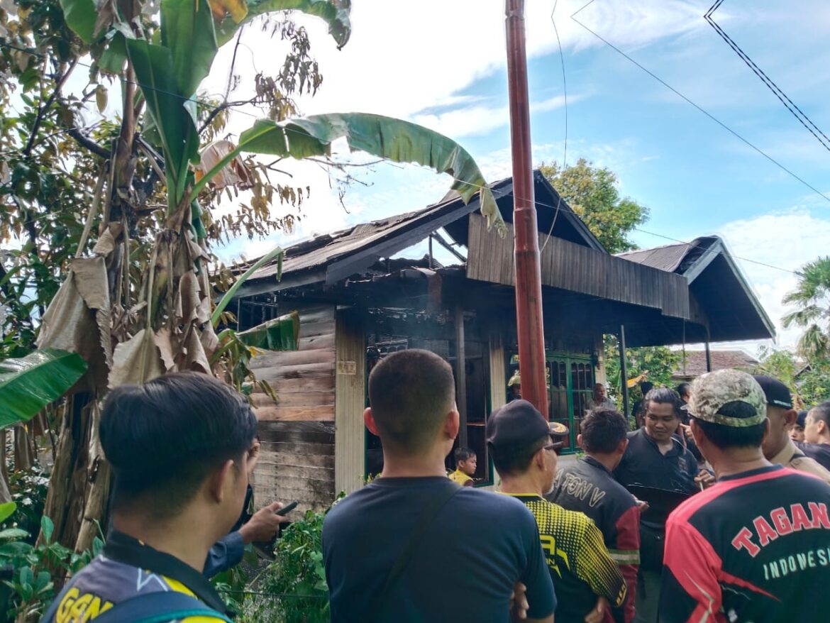 Rumah Arbaiyah usai terbakar di Jalan HKSN Kebun Jeruk Kelurahan Kuin Utara Kecamatan Banjarmasin Utara, Rabu (9/4/2025) siang. (foto: suma/brt)