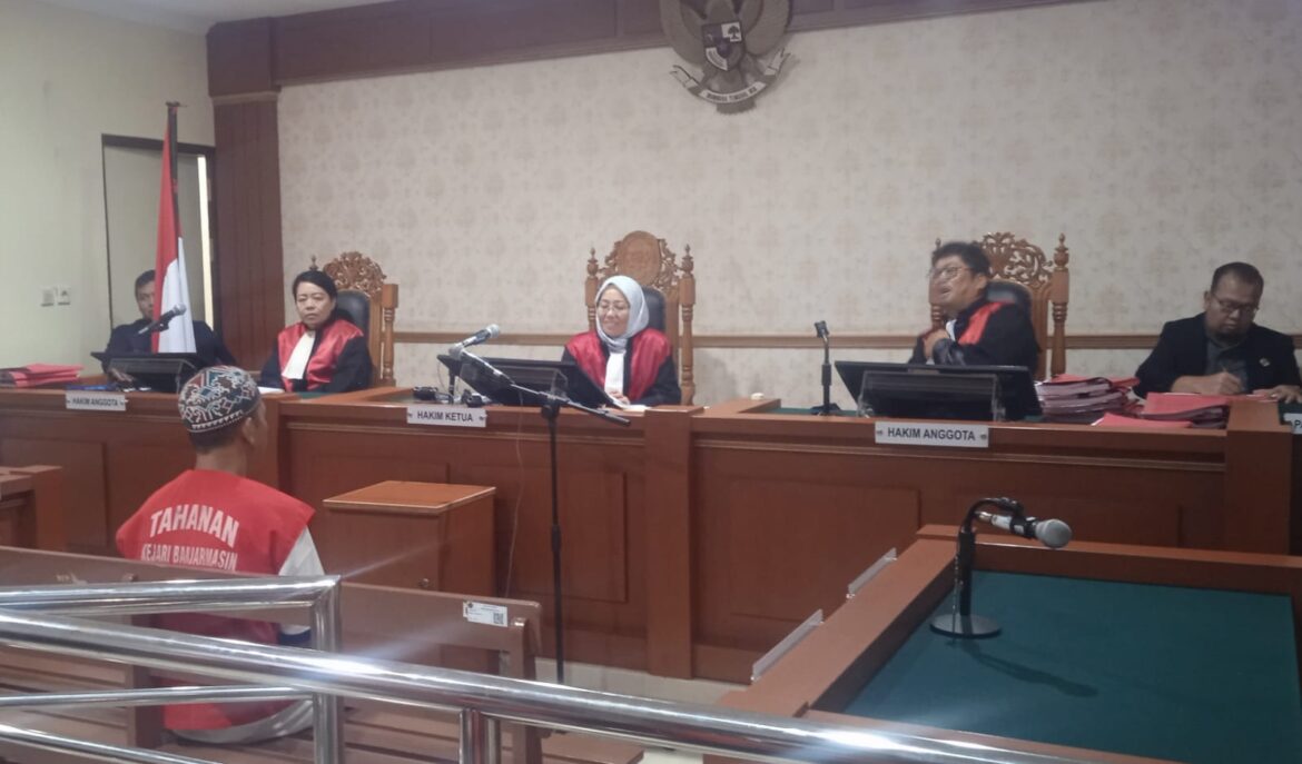 Terdakwa Nor Ahmi alias Ahmi saat mendengarkan tuntutan JPU.