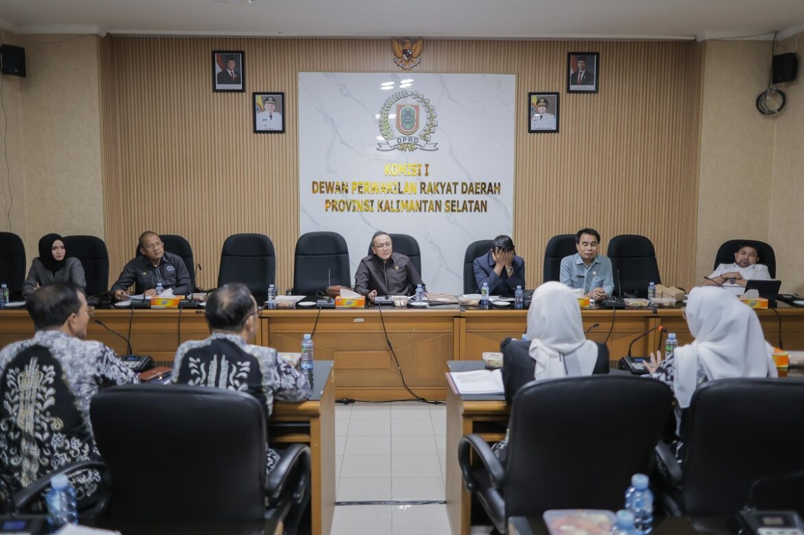 Komisi I DPRD Provinsi Kalsel menggelar rapat kerja penyampaian kinerja Komisi Informasi Kalsel tahun 2024.(foto : humasdprdkalsel)
