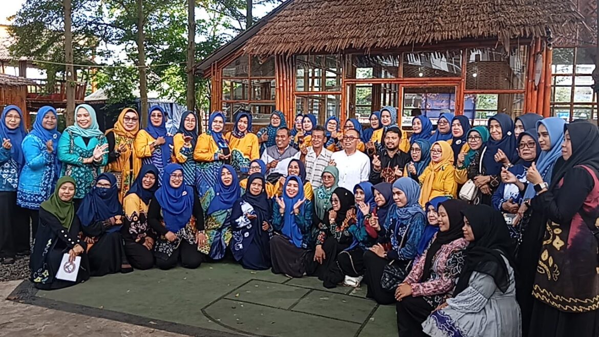 Ketua KRBB Noor Hafifah, Penasehat yang juga Komisaris Bank Kalsel Rizal Akbar Sarupi dan Ketua DPRD Kota Banjarmasin Rikval Fachruri bersama anggota foto bareng usai halal bihalal.(ist).