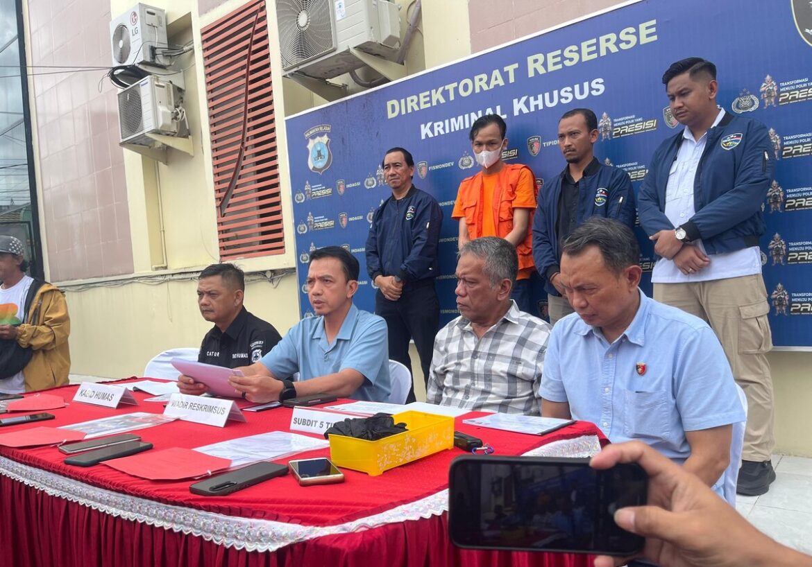 Wakil Direktur Ditreskrimsus Polda Kalsel, AKBP Riza Muttaqin, saat memimpin press release (Foto Iman Satria)