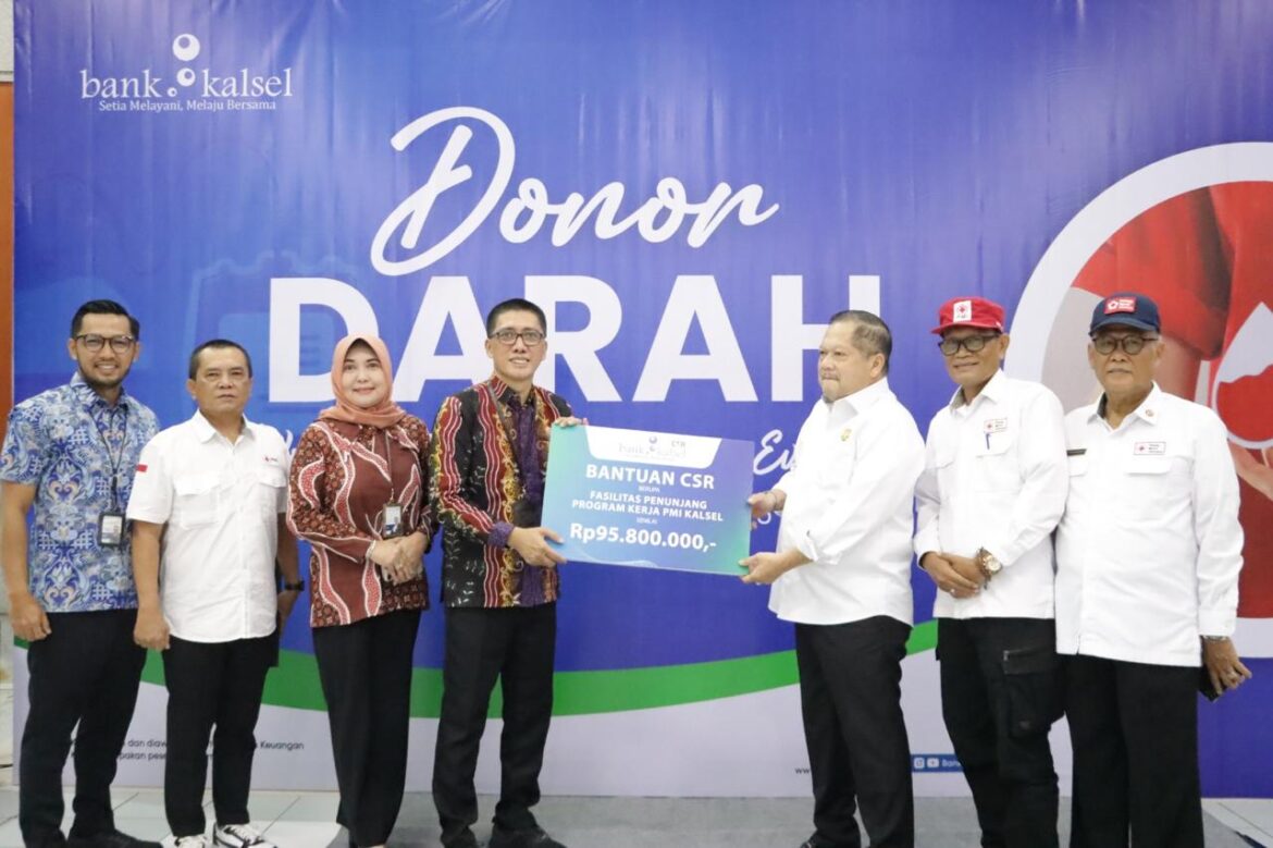 Direktur Utama Bank Kalsel Fachrudin menyerahkan bantuan CSR untuk Palang Merah Indonesia (PMI) Kalsel merupakan wujud kepedulian sosial Bank Kalsel (Foto:Humas Bank Kalsel).