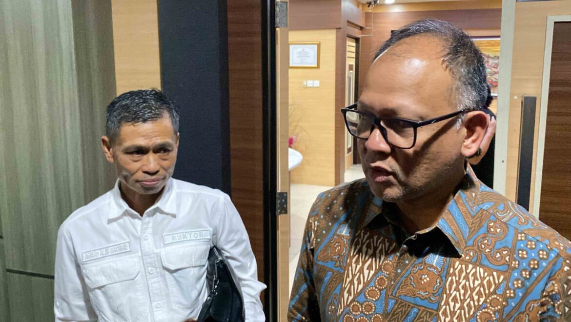 Direktur Jenderal Pendidikan Tinggi Kementerian Pendidikan Tinggi, Sains, dan Teknologi (Kemendiktisaintek), Prof Dr Khairul Munadi ST MEng, dan Rektor ULM Prof Dr Ahmad Alim Bahri