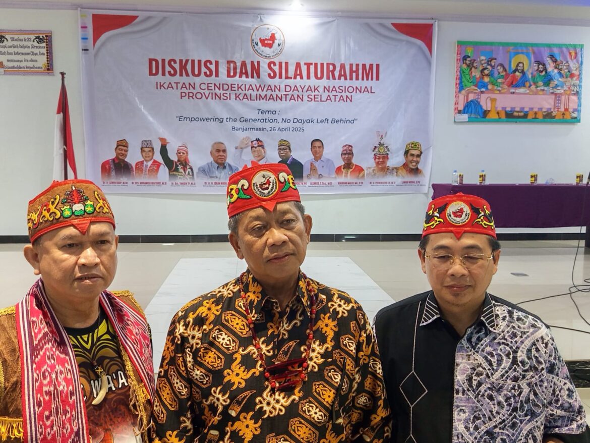 Ketua Umum DPN ICDN Dr Ir Willy Midel Yoseph MM (eks Bupati Murung Raya) didampingi Pembina ICDN Ibnu Sina (eks Walikota Banjarmasin)