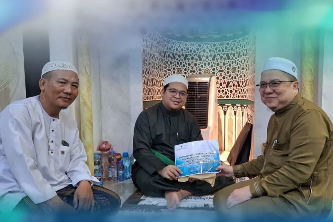 Direktur UPZ Bank Kalsel H. M. Fajri Muhtadi (kanan) menyerahkan bantuan paket kebutuhan pokok kepada pimpinan Majelis As-Shofa Banjarmasin Ustadz H. Ilham Humaidi di Banjarmasin