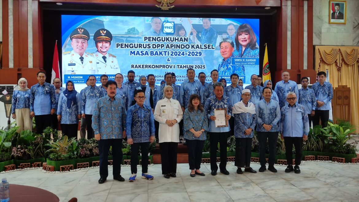 Pengukuhan Pengurus DPP Apindo (Asosiasi Pengusaha Indonesia) Kalsel masa bakti 2024-2029 dan Rakerkonprov (Rapat Kerja dan Konsolidasi Provinsi) I Tahun 2025 bertema Sinergitas dan Kolaborasi Apindo Kalsel dalam rangka Memperkuat Perekonomian Daerah digelar di Gedung Mahligai Pancasila Kota Banjarmasin, Rabu (16/4/2025).