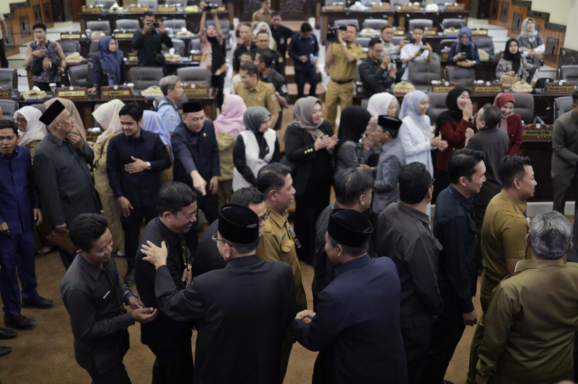 Sekretariat DPRD Provinsi Kalsel menggelar halal bihalal pasca Idul Fitri 1446 Hijriah dengan bersalam-salaman saling memaafkan.(foto : humasdprdkalsel)