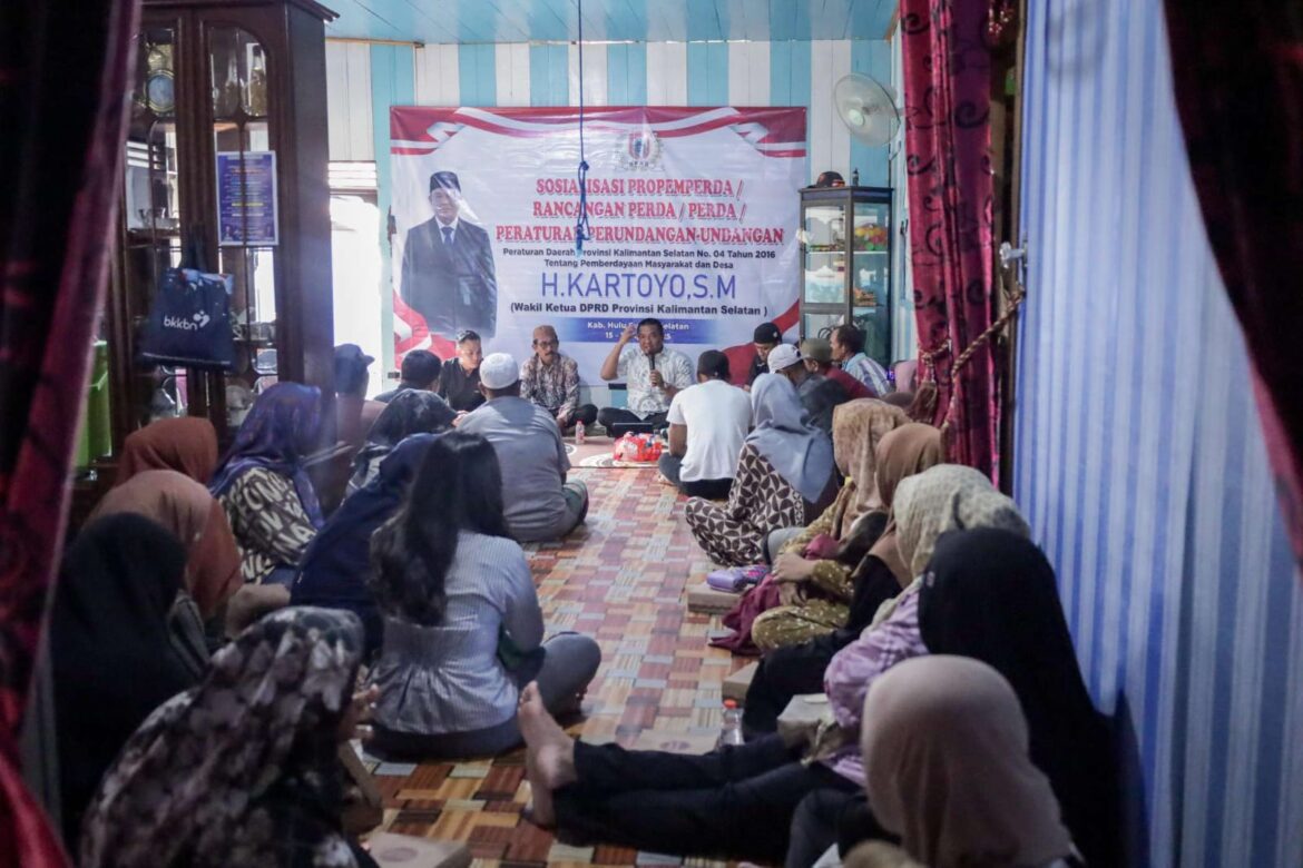 Wakil Ketua DPRD Provinsi Kalsel H Kartoyo, SM saat melaksanakan Sosialisasi Perda Provinsi Kalsel Nomor 04 Tahun 2016 tentang Pemberdayaan Masyarakat dan Desa mengharapkan potensi lokal di desa agar digali dan dimaksimalkan.(foto : humasdprdkalsel)