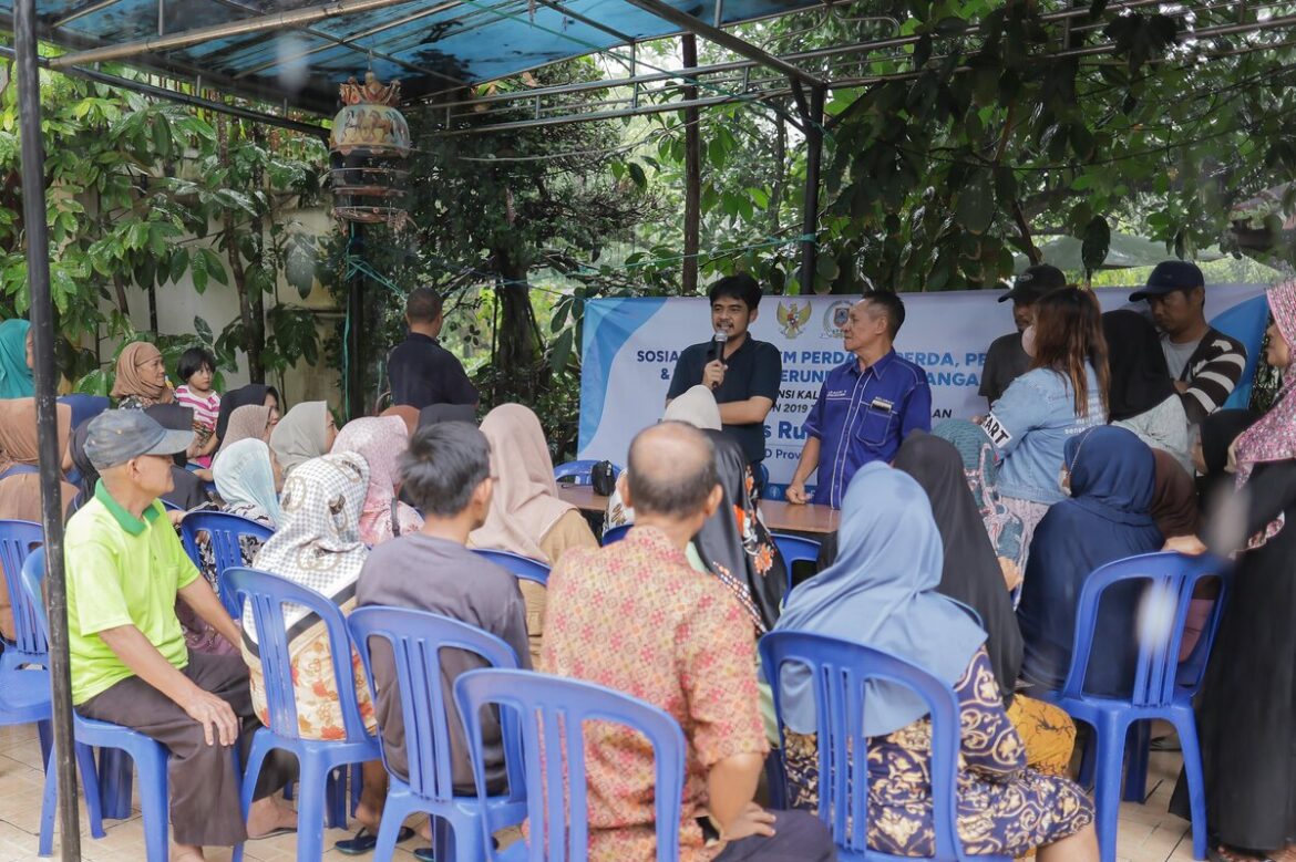 Ketua Komisi I DPRD Provinsi Kalsel H Rais Ruhayat, SH saat melaksanakan kegiatan Sosialisasi Perda Provinsi Kalsel Nomor 10 Tahun 2019 tentang Kepemudaan di dua titik di Kota Banjarmasin.(foto : humasdprdkalsel)