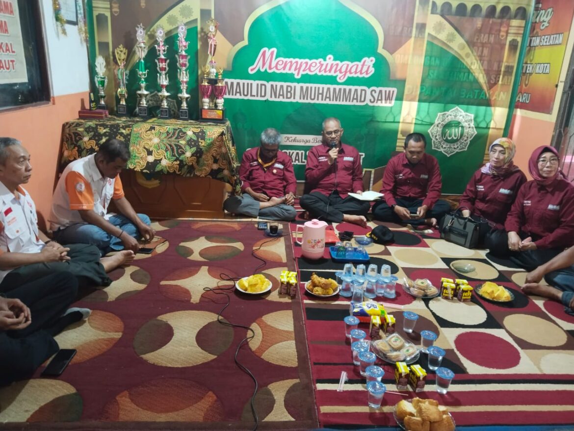 KUNJUNGAN KERJA PENGURUS ODKS - Ketua ODKS H A Yani (YB7KY) saat memimpin konsolidasi terkait pengurus ORARI Loka Tanah Laut.(foto : sum/brt)