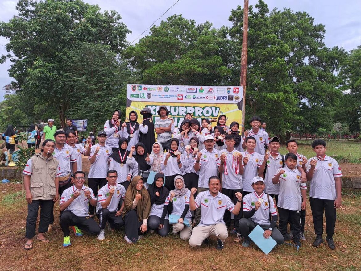 Teks: JUARA UMUM- Kontingen Perpani Banjarbaru yang menjadi juara umum Festival dan Kejurprov Panahan Kalsel yang berakhir, Kamis (24/4/2025) di Lapangan Panahan H.EM.Hulaimy Pelaihari, Kabupaten Tanah Laut (Tala). (foto: Tolah/brt)