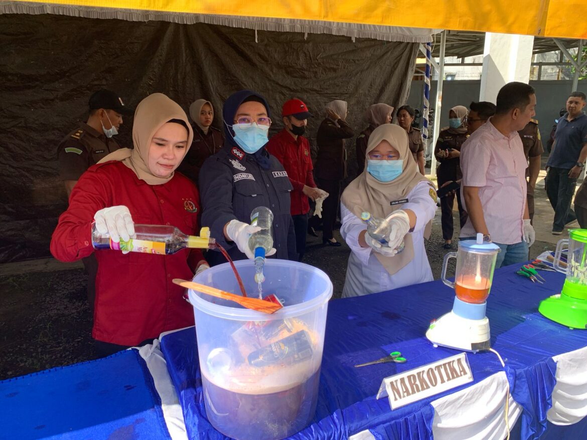 Kajari Banjarmasin Indah Laila saat memusnahkan narkotika dengan dicampur sabun deterjen kemudian diblender
