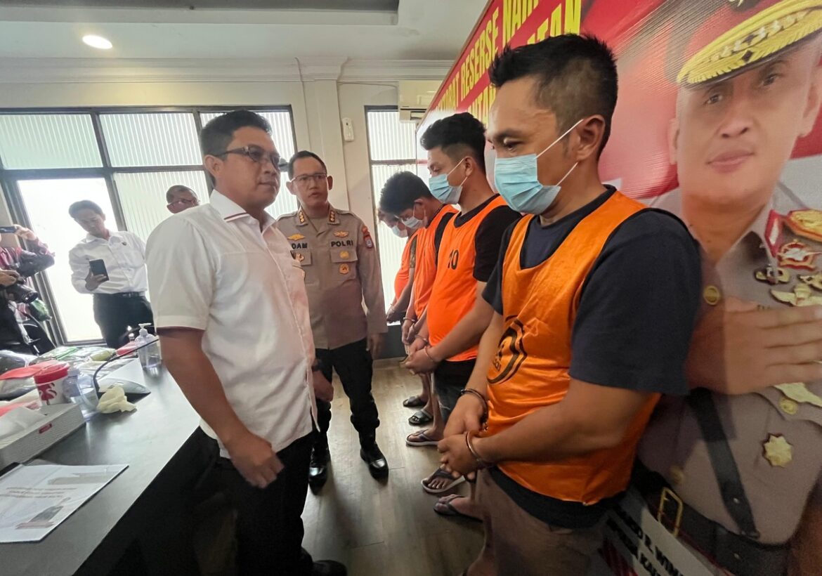 Direktur Reserse Narkoba Polda Kalsel Kombes Pol Kelana Jaya didampingi Kabid Humas Polda Kalsel Kombes Adam Erwindi usai press release memberikan nasihat kepada para tersangka (Foto: Iman Satria)