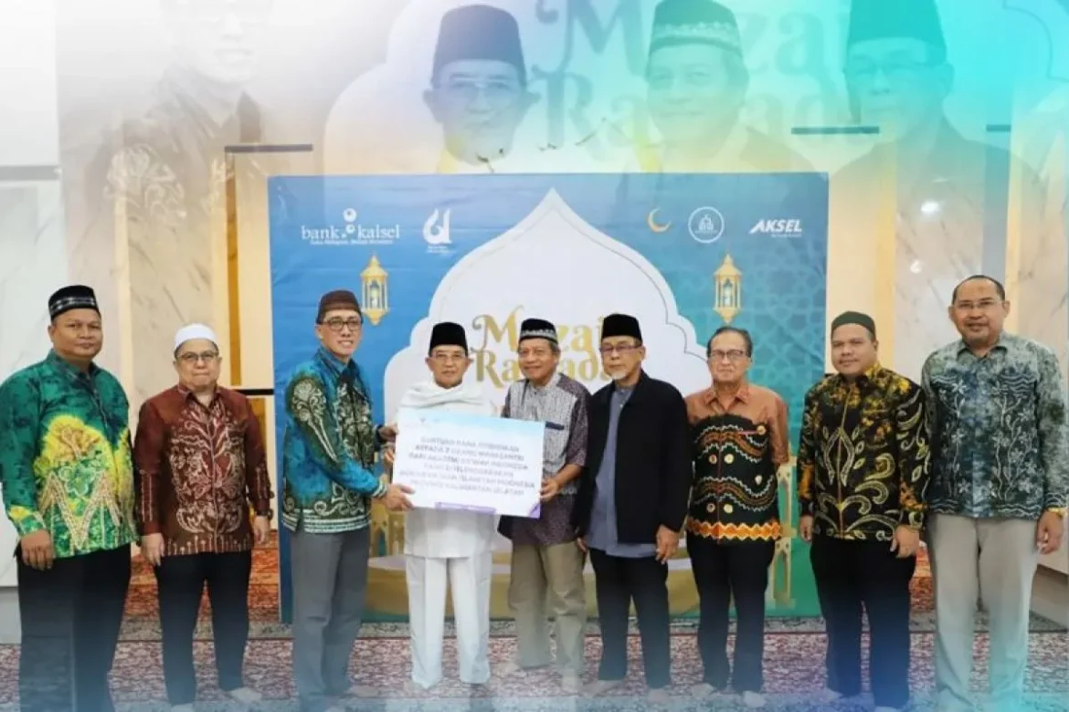 Direktur Utama Bank Kalsel, Fachrudin menyerahkan bantuan biaya pendidikan untuk 7 Mahasantri kepada Ketua Dewan Da'wah Islamiyah Kalimantan Selatan, Ustadz H. Chairani Idris, di Banjarmasin