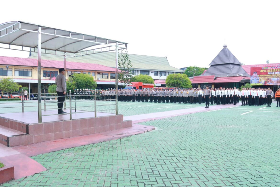 Kapolresta Banjarmasin Kombes Pol Cuncun Kurniadi saat memimpin Apel Kesiapsiagaan Karhutla yang diikuti jajarannya, TNI, dan pihak terkait, Senin (26/5/2025) pagi. (istimewa)