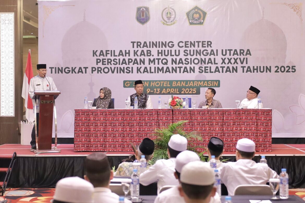 Ketua DPRD Provinsi Kalsel Dr (HC) H Supian HK, SH MH saat menyampaikan sambutan di acara pembukaan Training Center Kafilah MTQ HSU yang berlangsung di Banjarmasin.(foto : humasdprdkalsel)