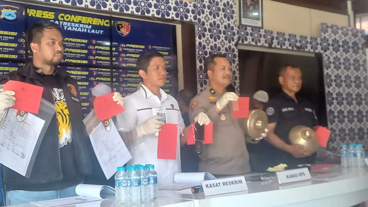Kabagops Polres Tala Yuda Pardede bersama jajarannya memperlihatkan alat musik gamelan yang berhasil diungkap. Ardian/brt