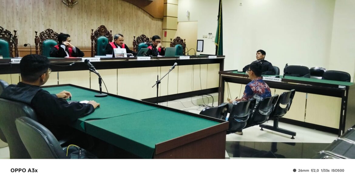 Terdakwa M. Saidinnor yang juga anggota DPRD HST saat mendengarkan vonis majelis hakim atas perkara korupsi yang menjeratnya.
