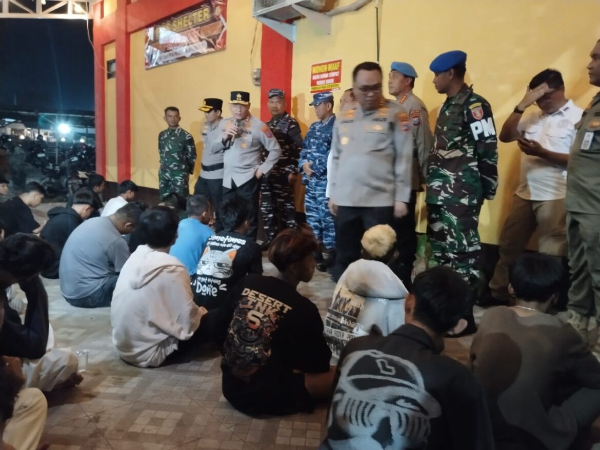 Kapolda Kalsel Irjen Pol Yudha Rosyanto Hermawan dan Kapolresta Banjarmasin Kombes Pol Cuncun Kurniadi saat memberi nasihat kepada para remaja yang kedapatan mabuk miras agar tidak mengulangi perbuatannya, Sabtu (11/5/2025) malam. (foto: sum/brt))
