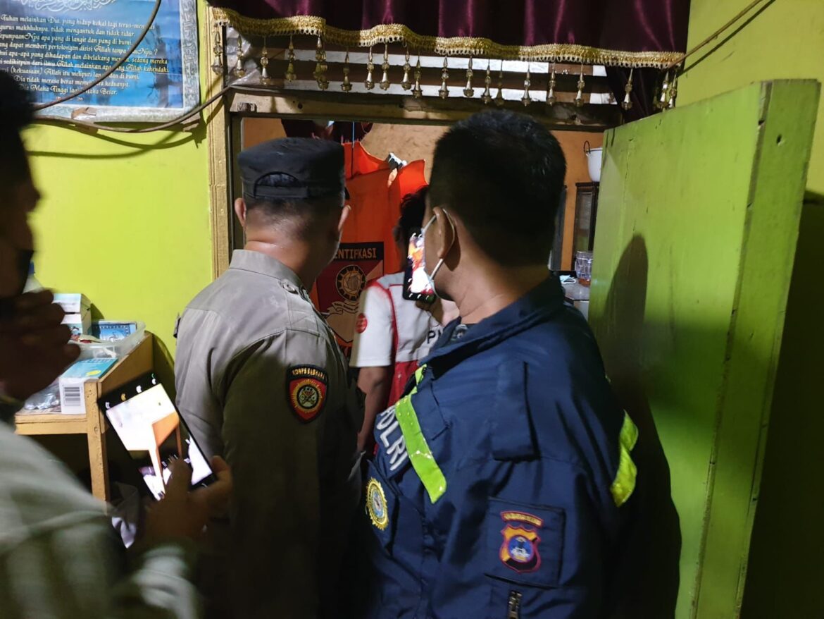 Polisi dan relawan saat evakuasi pria gantung diri bernama Manto (65), warga Simpang Anem, Banjarmasin. Kejadian gegerkan warga Gang 17 Agustus, Senin (12/5/2025) pagi. (foto: istimewa)