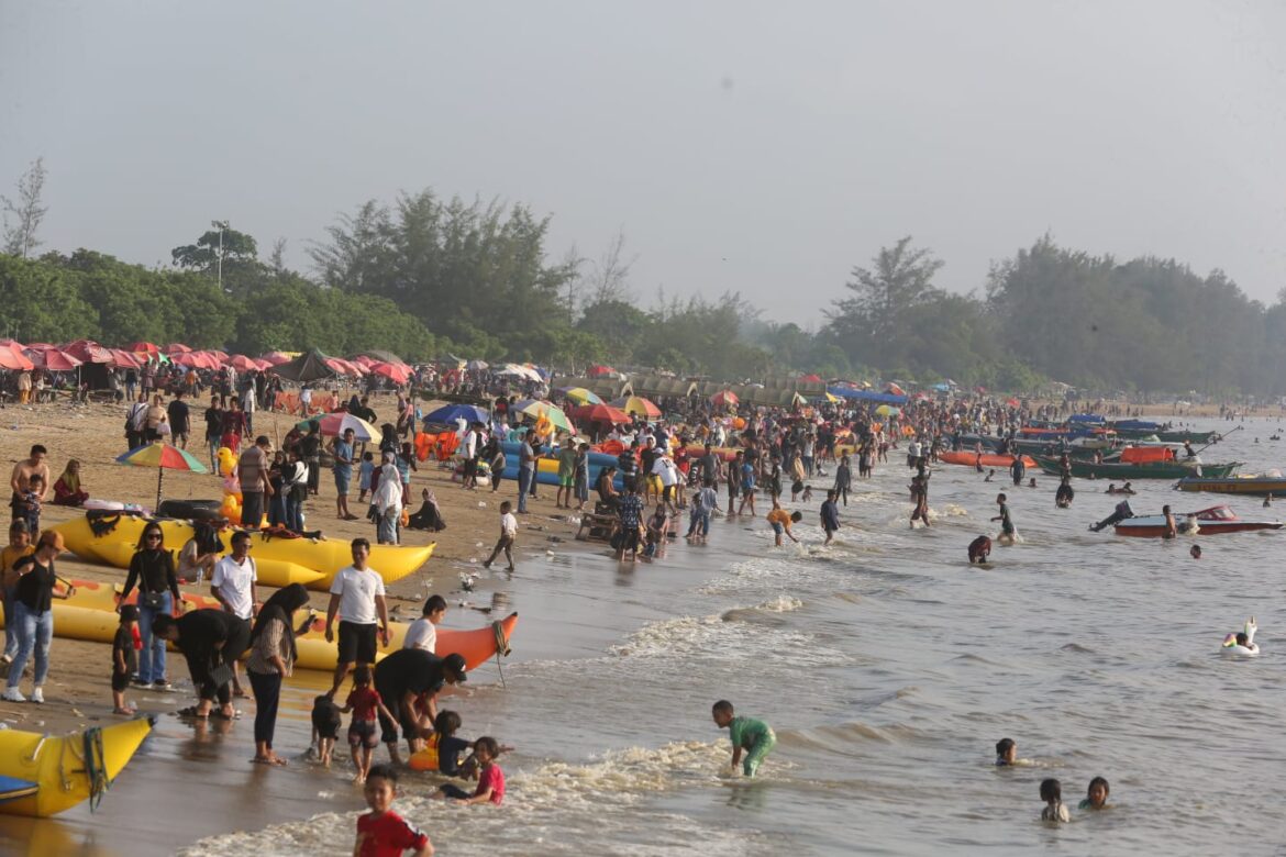 Pantai Takisung Masih menjadi andalan jelang libur hari raya dari berbagai destinasi wisata di Tala. (DKISP Tala/brt)