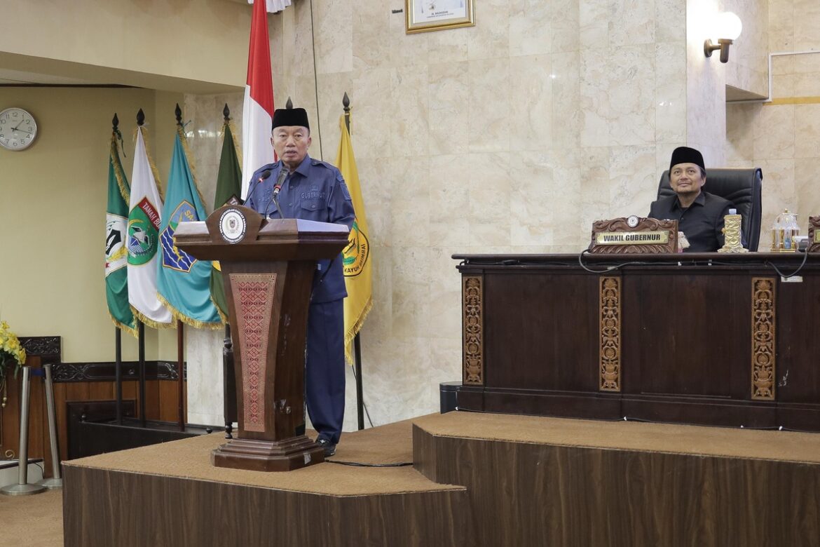 Gubernur Kalsel H Muhidin sampaikan penjelasan dua raperda, yakni Raperda tentang Rencana Pembangunan Jangka Menengah Daerah (RPJMD) Provinsi Kalsel Tahun 2025-2029 dan Raperda tentang Pengelolaan Usaha Pertambangan Mineral dan Batubara dalam rapat paripurna DPRD Provinsi Kalsel.(foto : humasdprdkalsel)