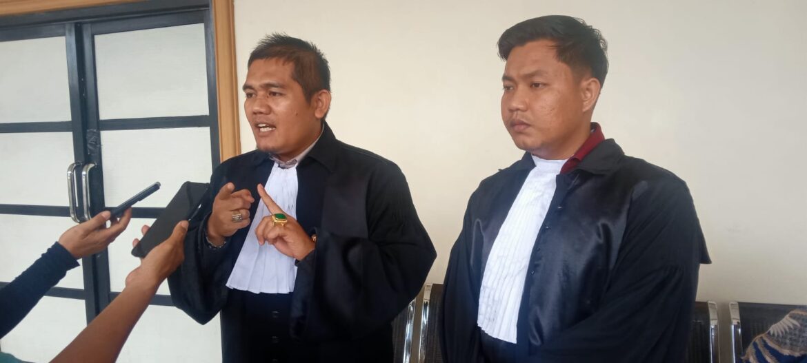 Penasehat hukum Mustofa Alhamid dari kantor Jhon Silaban, SH, MH saat menyampaikan keterangan pembelaannya kepada sejumlah wartawan (Foto Filarianti)