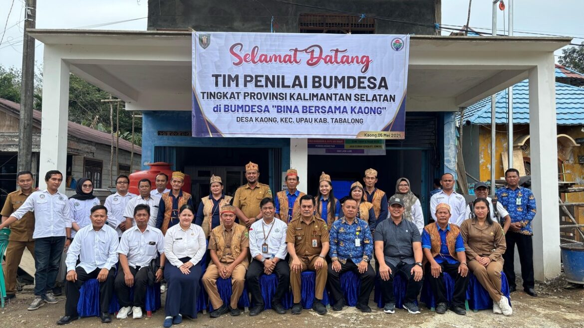 Tim penilai BUMDesa Terbaik Tingkat Provinsi Kalsel tahun 2025 berfoto bersama pengurus BUMDesa Bina Bersama, Desa Kaong, Kecamatan Upau, Kabupaten Tabalong, Senin (05/05/2025).(foto: ist).
